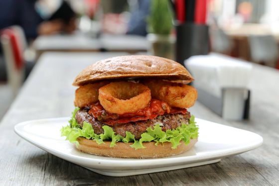 Walter Whiskey Aktionsburger mit frittierten Zwiebelringen